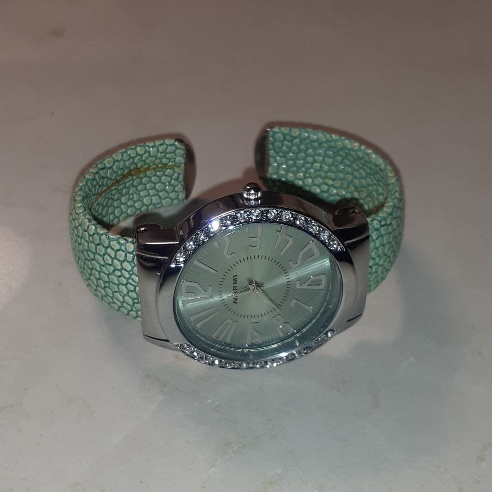 Women's strapless watch